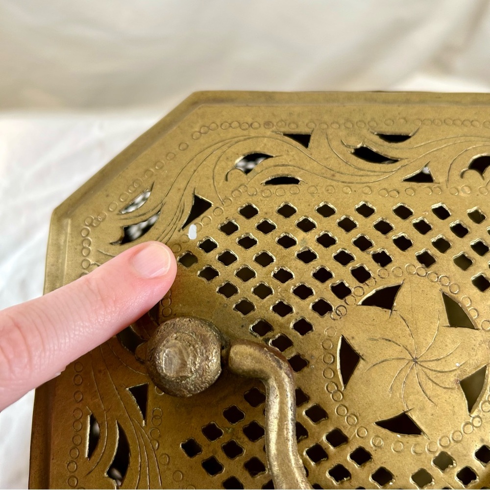 Vintage MCM Large Indian Made Brass Cut-Out Lotus Cricket Incense Box - Picture 5 of 15